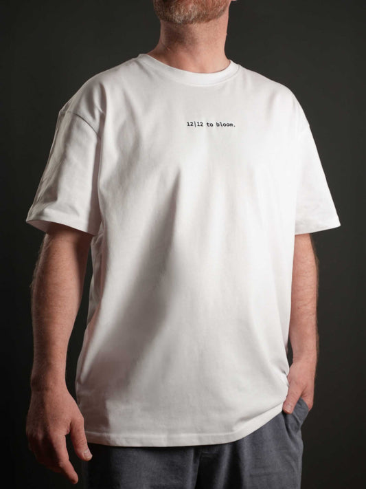 Das 12|12 to bloom T-Shirt in Weiß mit dezentem gestickten Schriftzug auf der Vorderseite – minimalistisch & stylisch