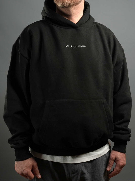 Der 12|12 to bloom Hoodie in klassischem Design mit dezentem Stick auf der Vorderseite – für Kenner und Liebhaber.