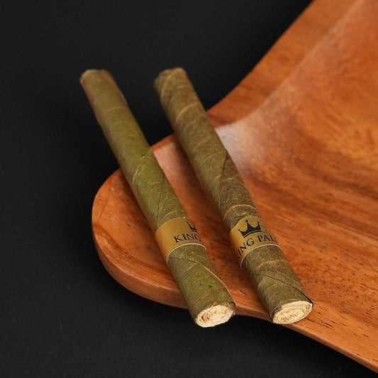 Die Bestandteile der King Palm Berry Terps Mini Rolls nebeneinander: zwei Rolls, zwei Filter, ein Holzpoker – alles durchdacht und hochwertig verarbeitet