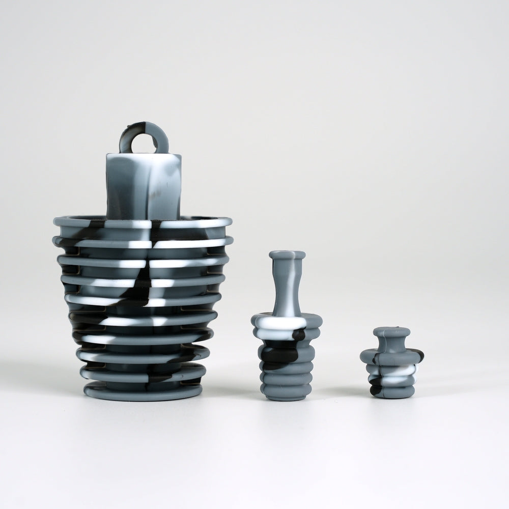 Silikonstopfenset für Bongs – fünf Stopfen für Reinigung & Transport
Das Set enthält Silikonstopfen für Kickloch, Schliff und Mundstück – perfekt für eine sichere Reinigung und sauberen Transport.