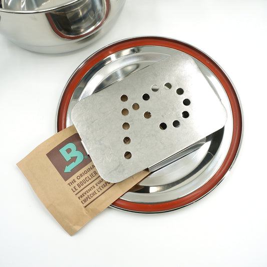 Detailaufnahme des CVault-Deckels von innen – zeigt die Halterung, in der das Boveda Humidity-Pack sicher platziert wird, für gleichmäßige Feuchtigkeitsregulierung im Behälter.