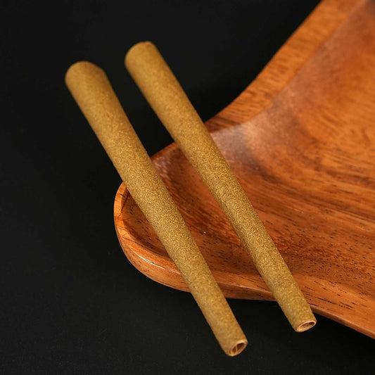 Die Cyclones Hemp Cones ausgepackt: zwei aromatisierte Hanf-Cones mit Papierfilter und beiliegendem Stopfer – bereit zum Befüllen