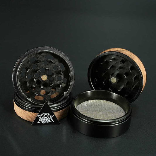 Alle Ebenen sichtbar: Mahlwerk mit diamantgeschliffenen Zähnen, Kräuterkammer, feines Pollensieb und Auffangfach mit Pollenschabern