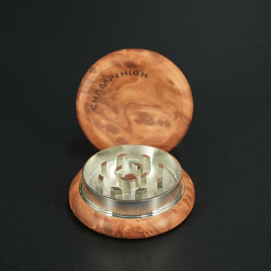 Zweiteiliger Grinder mit täuschend echtem Bruyère-Holzlook – 50 mm Durchmesser, 2,4 cm hoch, mit Aluminium-Inlay und robustem Mahlwerk