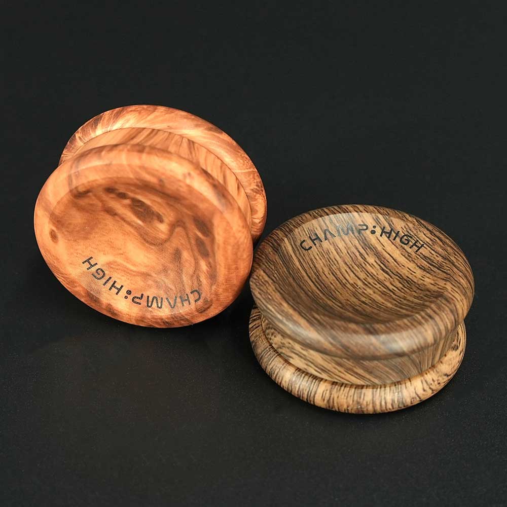 Grinder mit 50 mm Durchmesser und flachem Design – stilvolle Holzoptik kombiniert mit funktionalem Aluminium-Inlay