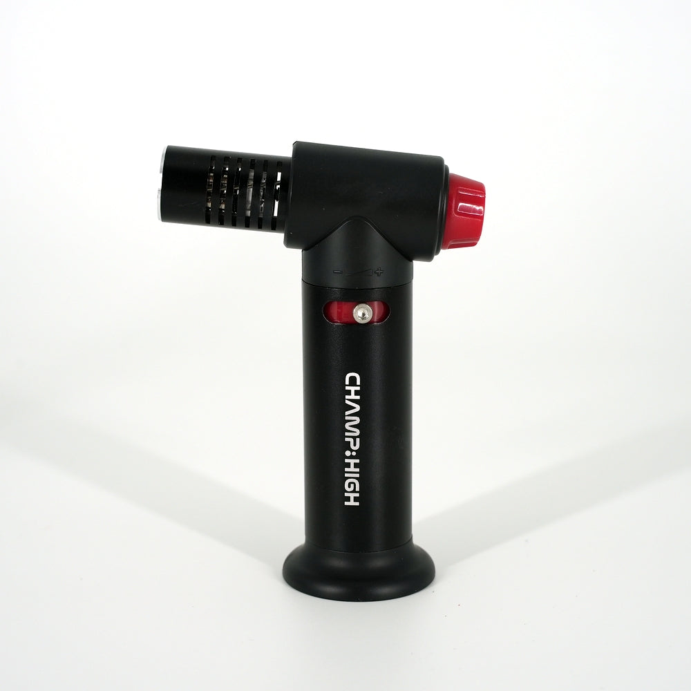 Der CHAMP HIGH 4 Blue Flames Table Lighter in Schwarz, nachfüllbar und mit Sicherheitsverschluss