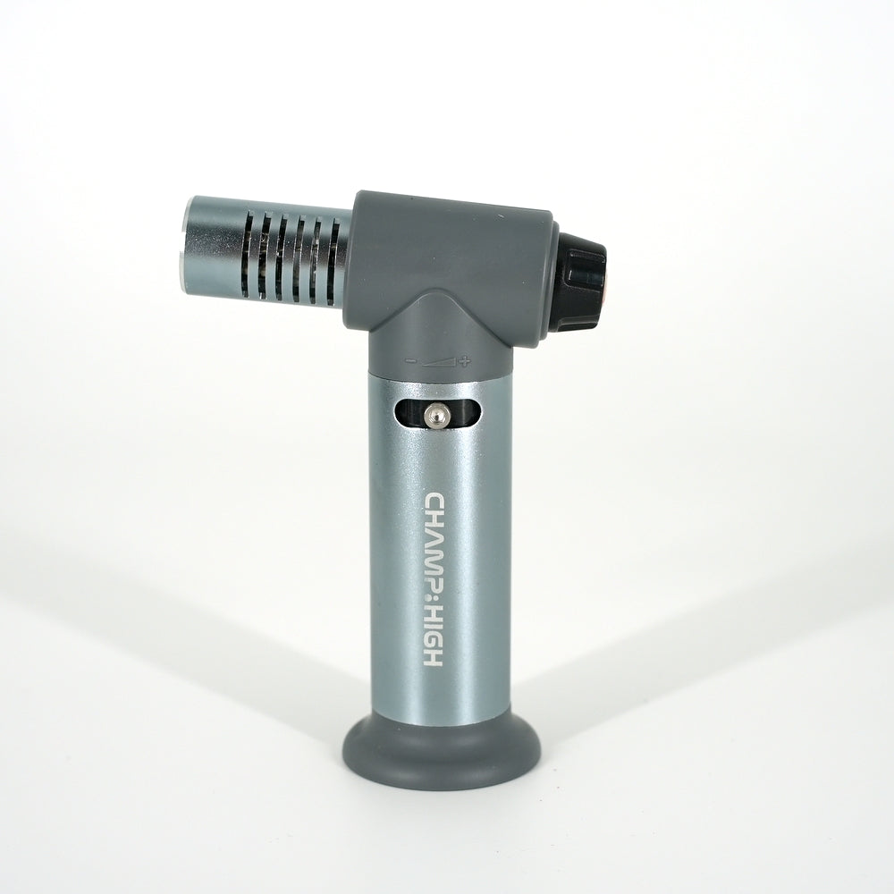 Der CHAMP HIGH 4 Blue Flames Table Lighter in Silber mit Piezo-Zündung