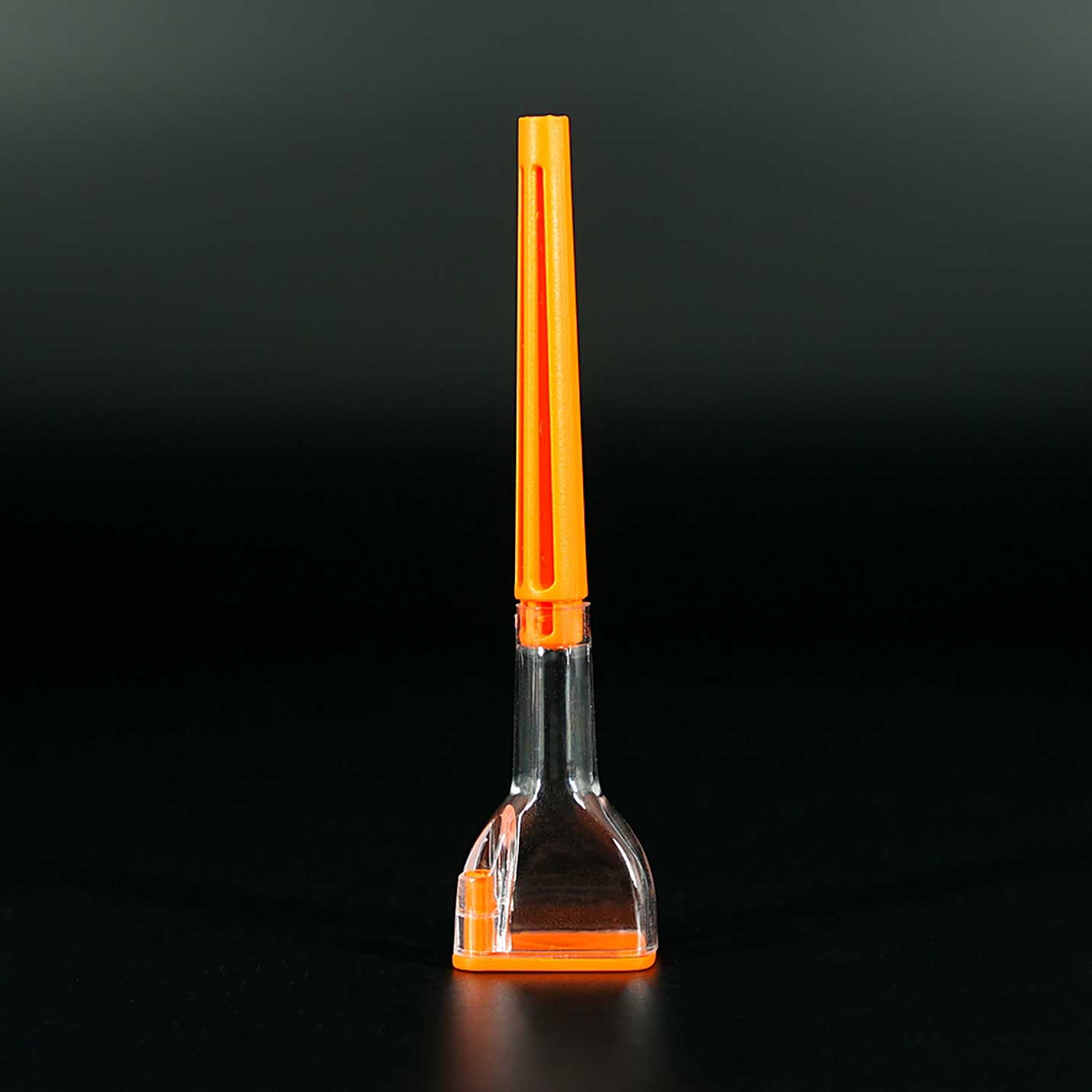 Der Cone Artist kombiniert Drehhilfe und Trichter für perfekt geformte, selbstgemachte Cones
