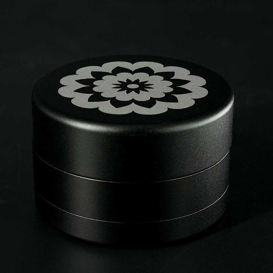 Flower Mill Next Gen Standard Grinder Schwarz – geschlossener Aluminium Grinder mit Magnetverschluss