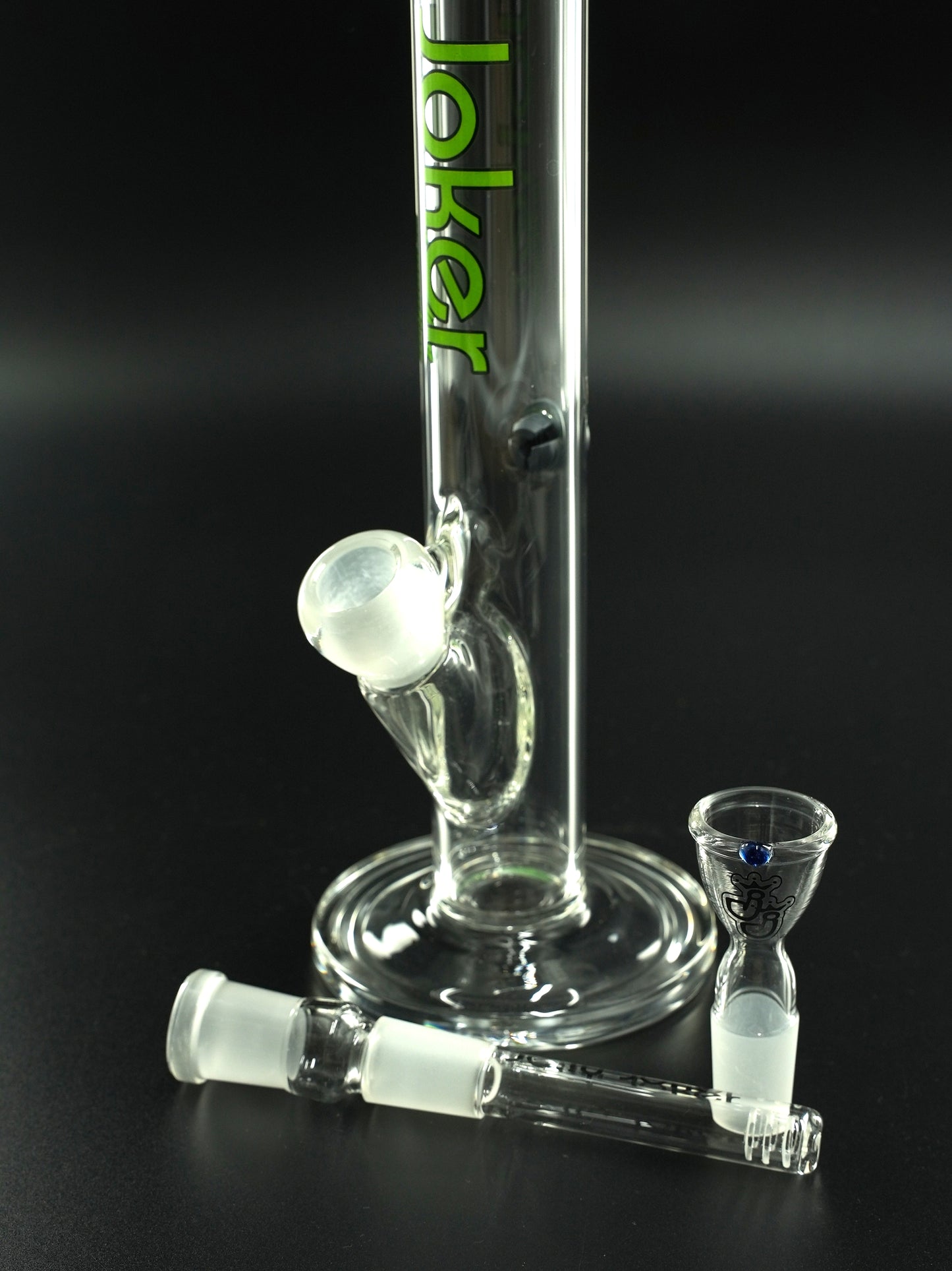 Im Lieferumfang enthalten: die JJ-S-008 Glasbong von Jelly Joker, ein 10 cm langer Schlitz-Diffusor und ein passender Glaskopf mit 18.8 mm Schliff