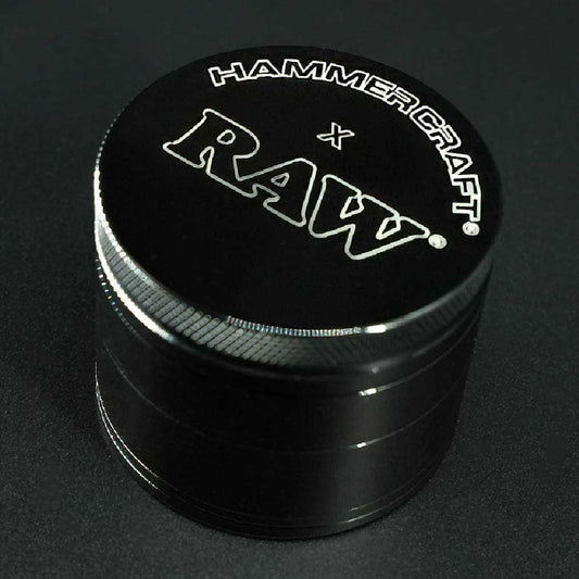 Schwarzer RAW x Hammercraft Aluminium Grinder, 4-teilig mit Pollinator, präzise verarbeitet.