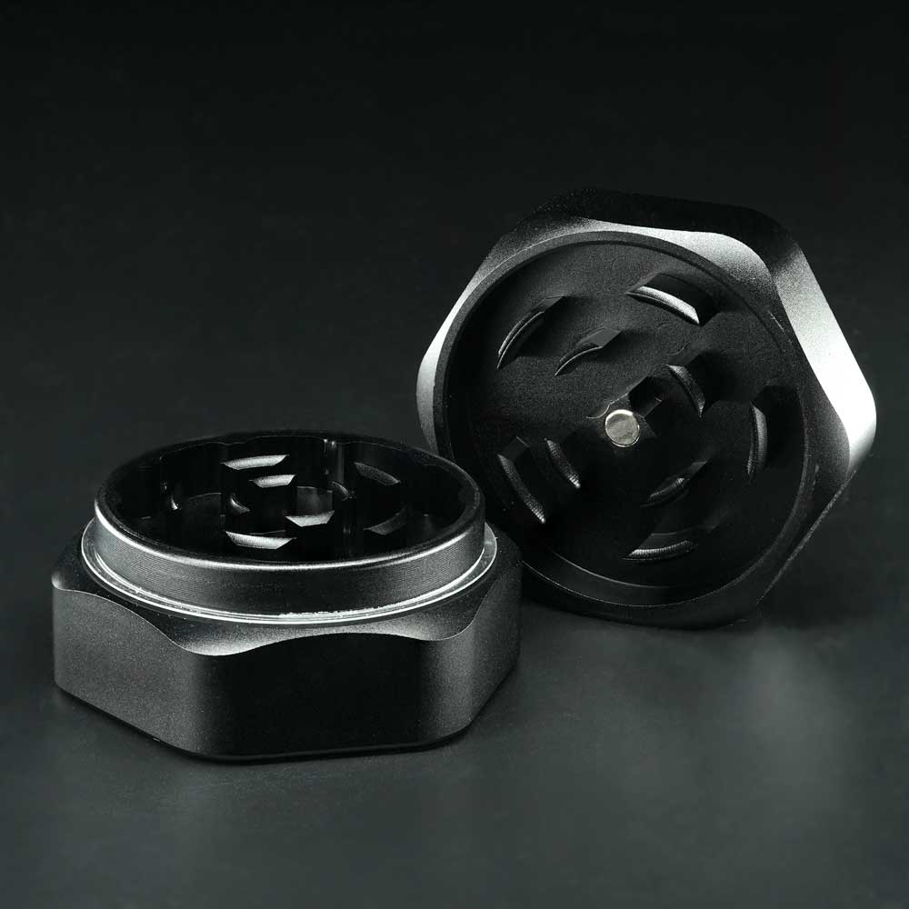 Katana Aluminium Grinder Black Detailaufnahme des Mahlwerks – präzise Aluminium-Zähne für gleichmäßiges Zerkleinern.