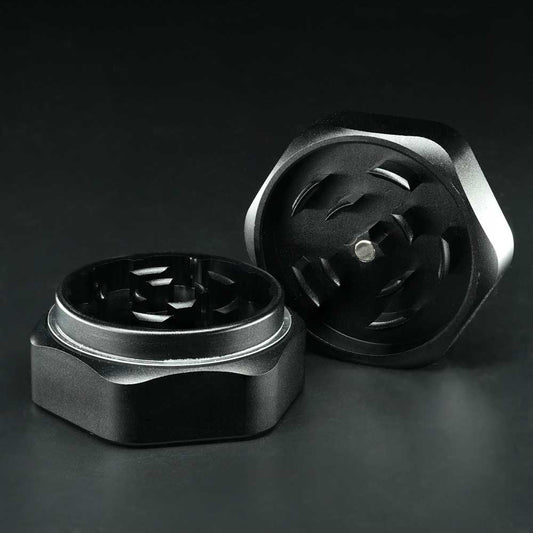 Katana Aluminium Grinder Black Detailaufnahme des Mahlwerks – präzise Aluminium-Zähne für gleichmäßiges Zerkleinern.