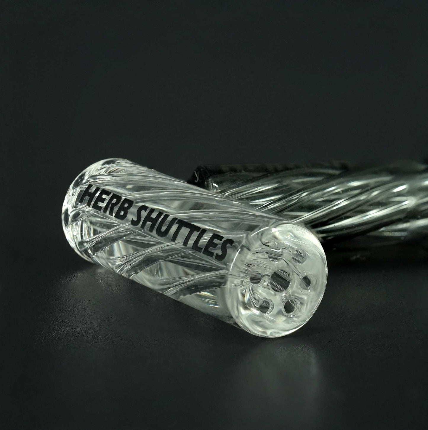 Nahaufnahme des Herb Shuttles Spiral Tip. 10 mm breites Glasmundstück mit integrierter Spiralstruktur – für kühle Züge, bessere Filtration.