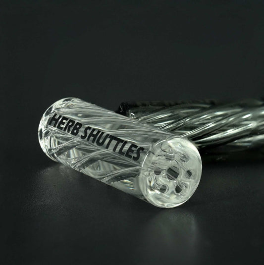 Nahaufnahme des Herb Shuttles Spiral Tip. 10 mm breites Glasmundstück mit integrierter Spiralstruktur – für kühle Züge, bessere Filtration.