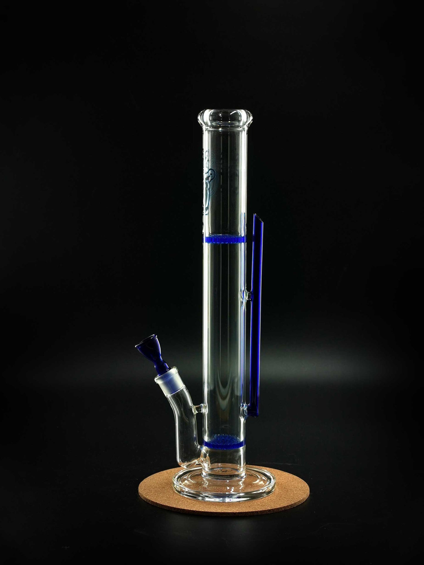 Die Chimney Bong von Jelly Joker zeigt sich in kompletter Höhe mit 45 cm und zwei Honeycomb-Perkolatoren – ein elegantes Kraftpaket aus Glas