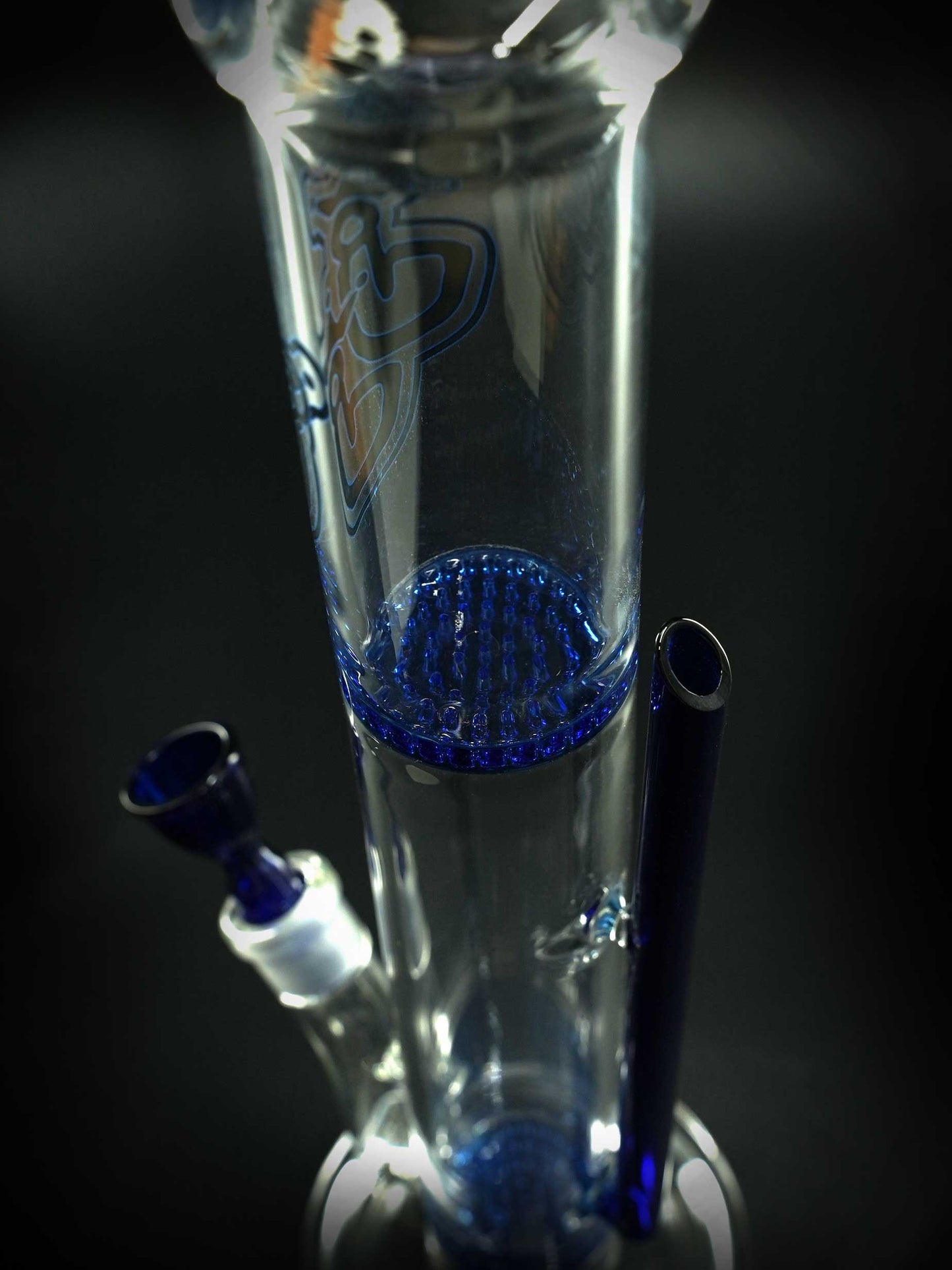 Die zwei Honeycomb-Percolatoren der Jelly Joker Chimney Bong sorgen für starke Rauchverwirbelung und effiziente Kühlung