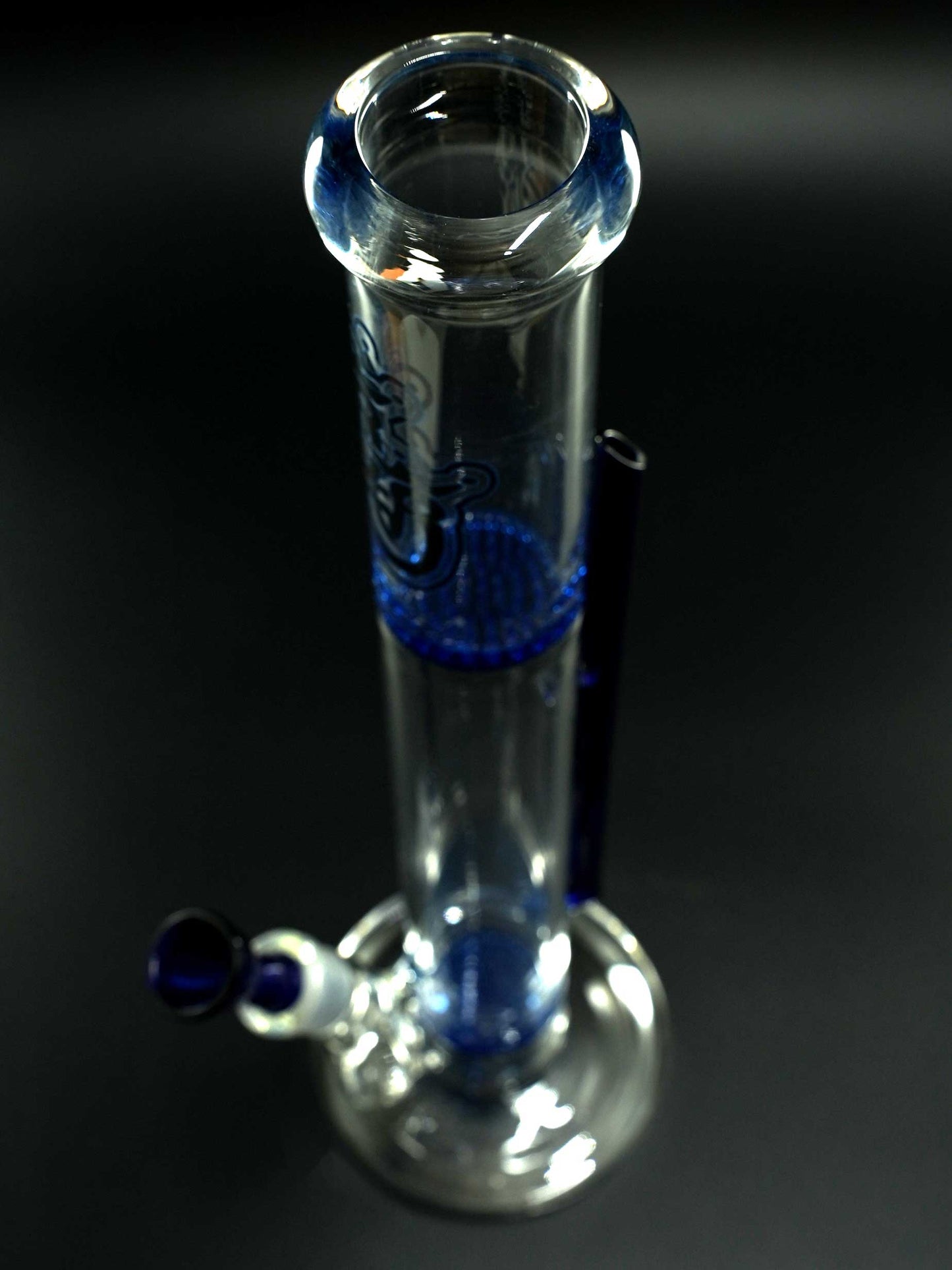 Das farbig abgesetzte Mundstück der Chimney Bong von Jelly Joker und der schwarze Logo-Print unterstreichen das schlichte, hochwertige Design