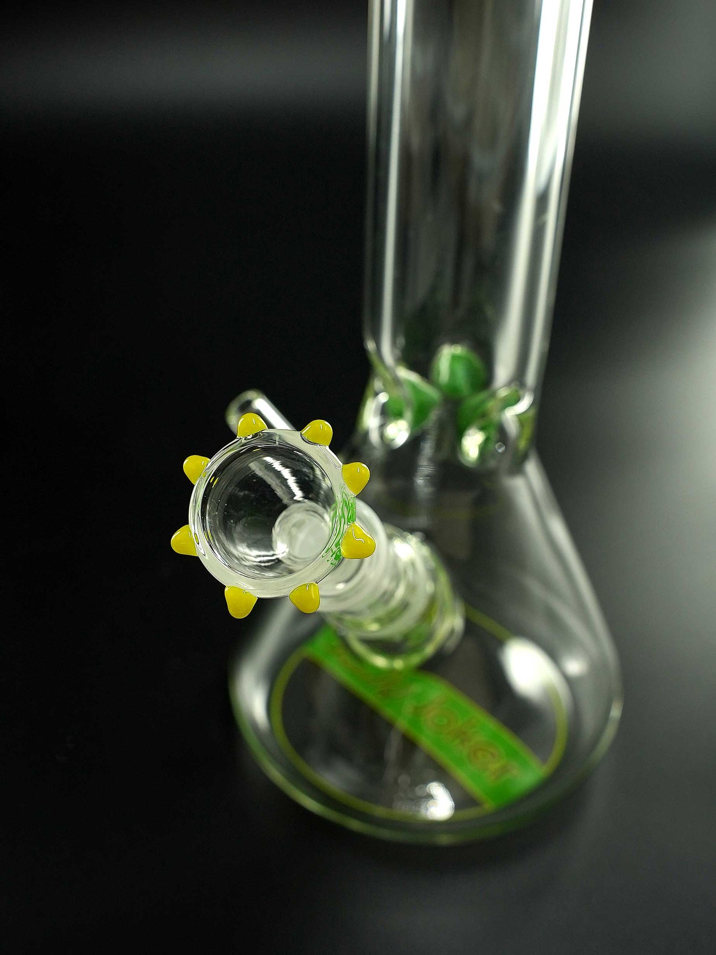 Der Glaskopf der Dioptas von Jelly Joker trägt eine gelbe Krone – passend zum restlichen Design der Bong