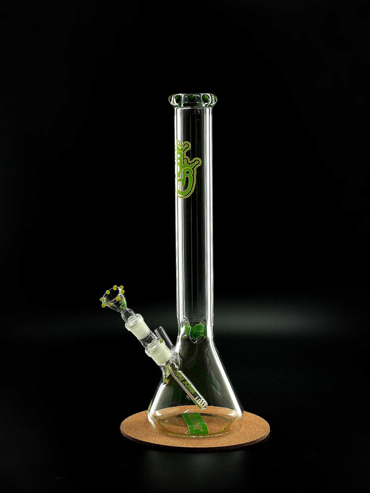 Die Dioptas von Jelly Joker ist eine 45 cm hohe Bong mit grün-gelbem Design, 7 mm Glasstärke und auffälligem Kronenmundstück