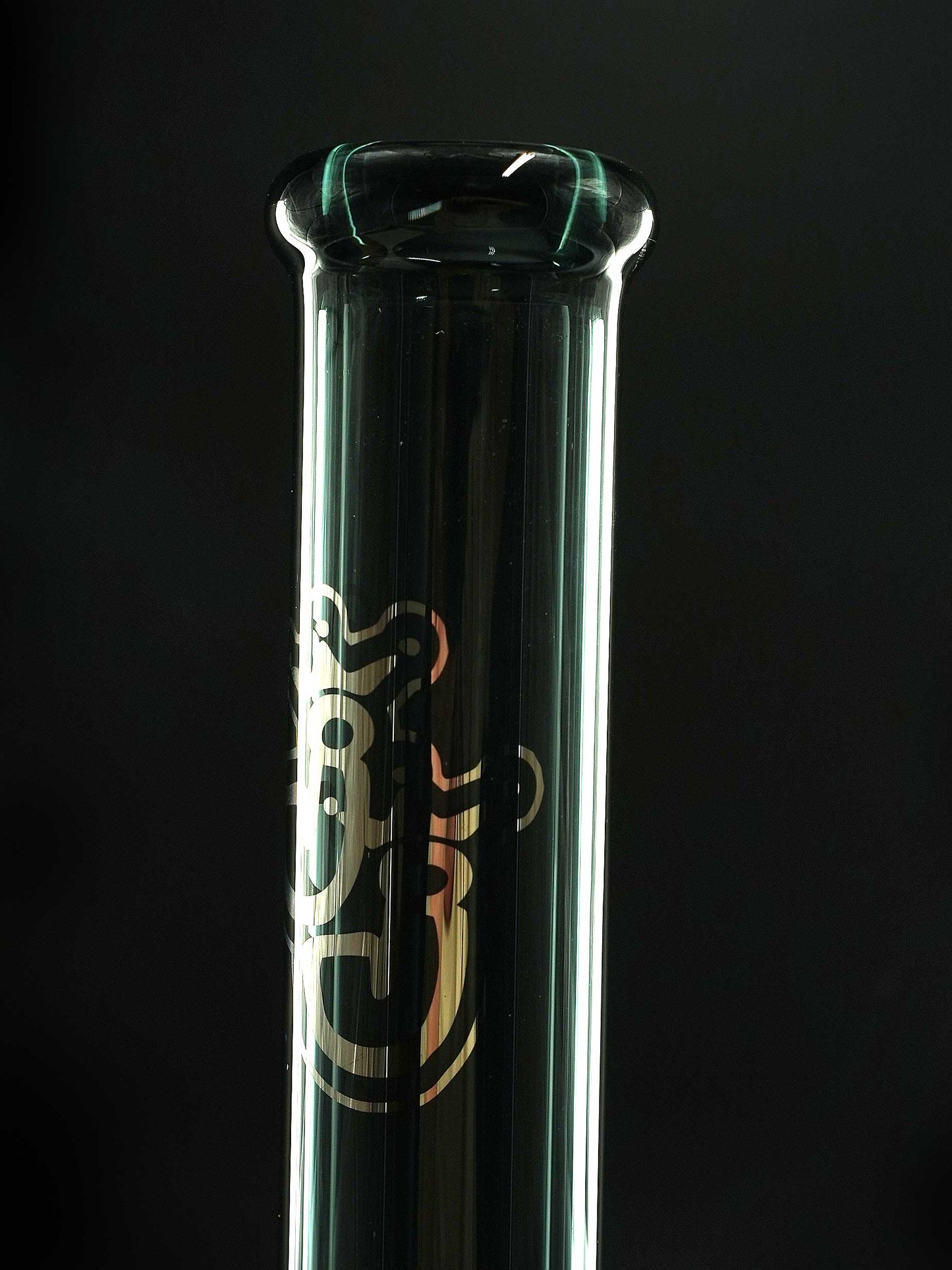 Das glatte Mundstück der Fullco Black von Jelly Joker fügt sich nahtlos ins durchsichtige schwarze Glasdesign ein