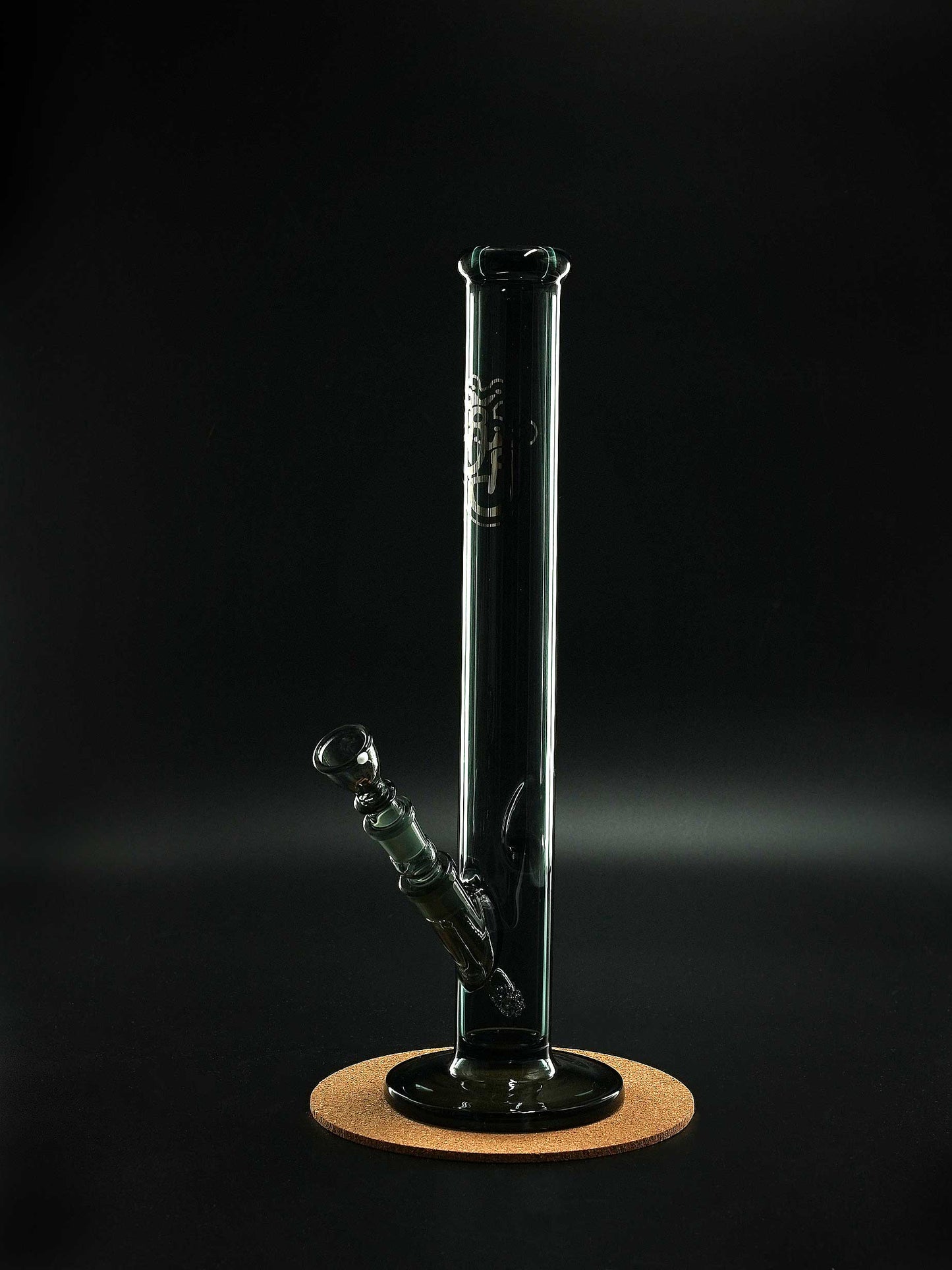 Die Fullco Black von Jelly Joker ist eine 45 cm große Bong aus 5 mm Borosilikatglas im eleganten Clear-Black-Look