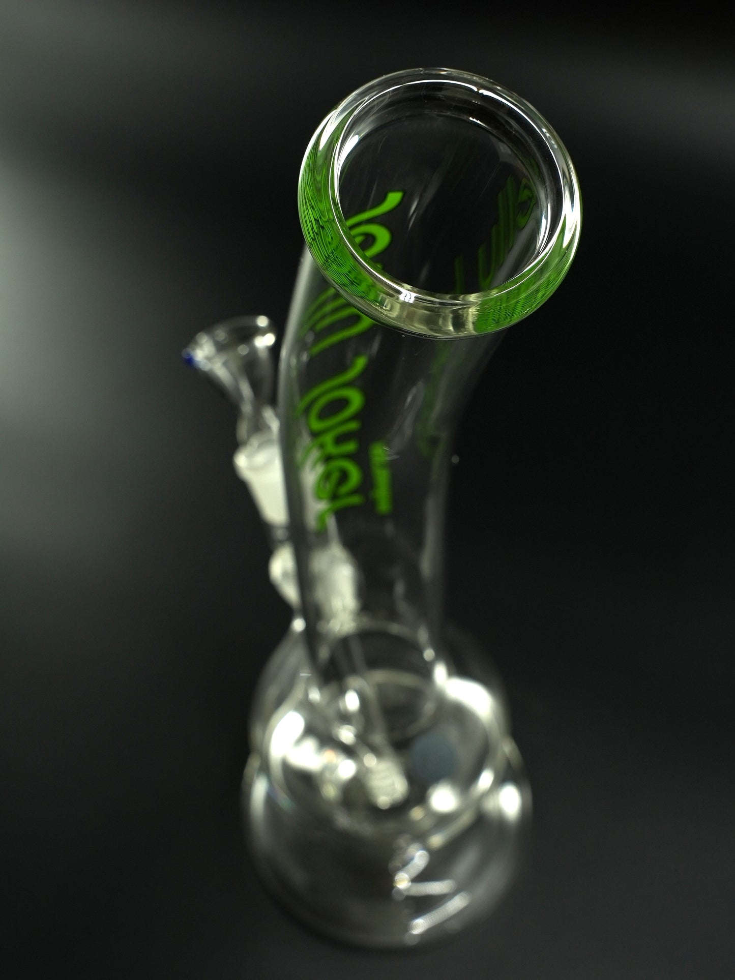 Das leicht gebogene Mundstück der Greenline JJ-S-005 von Jelly Joker sorgt für angenehmes Handling und verleiht der Bong ihre elegante Silhouette