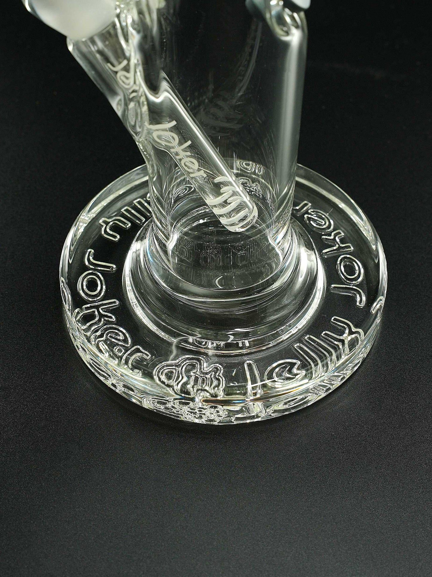 Der 2 cm dicke Panzerfuß der Titanit von Jelly Joker sorgt für festen Stand und unterstreicht die robuste Bauweise der Bong