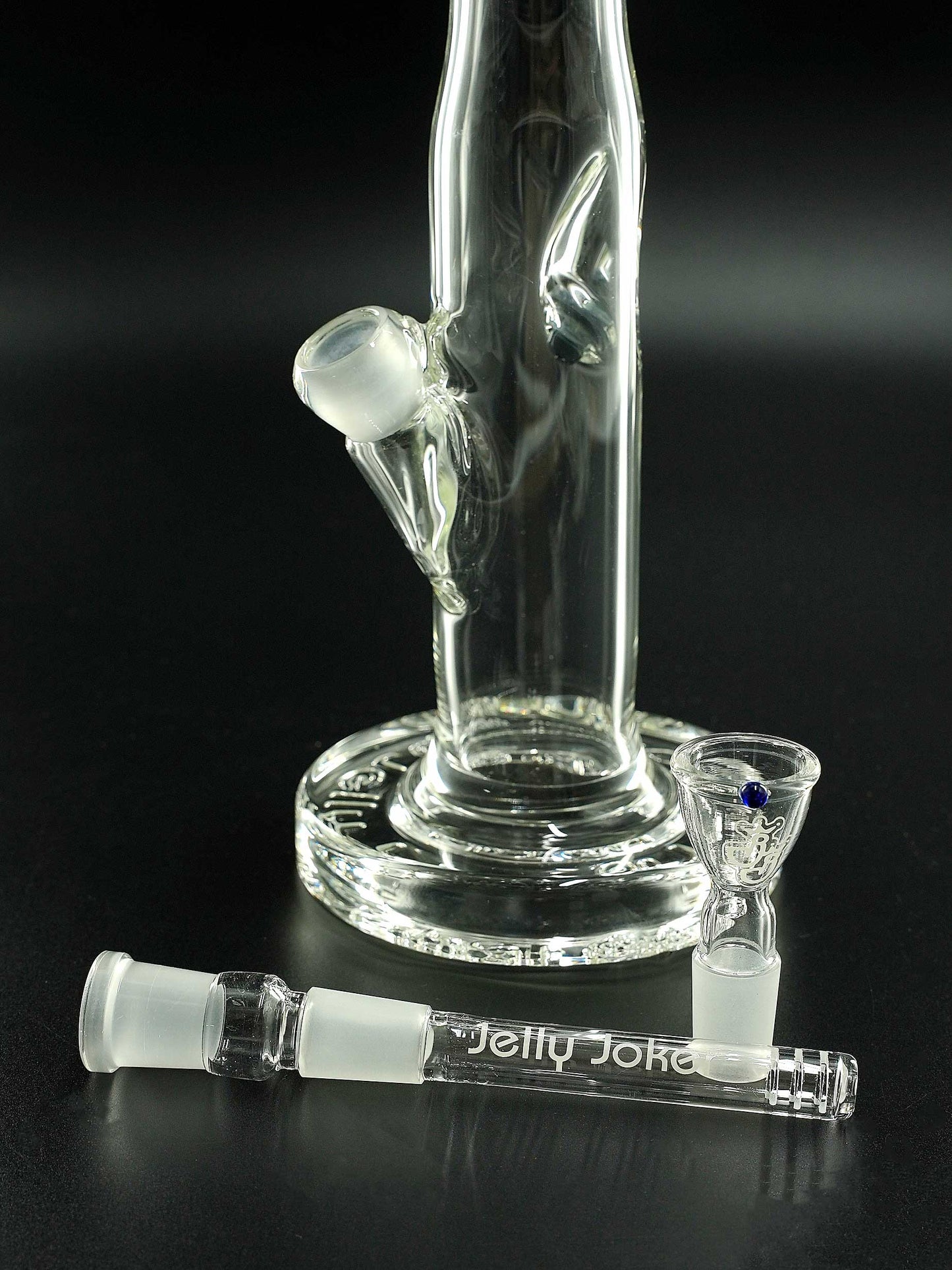 Zum Lieferumfang der Titanit von Jelly Joker gehören ein Glaskopf mit 18,8 mm Schliff und ein 11,5 cm langes Schlitzdiffusor-Chillum – alles sofort einsatzbereit.