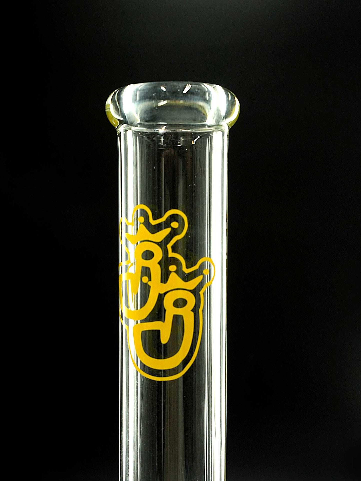 Das dezent angebrachte, flamepolished JJ-Logo am Hals der Opalith von Jelly Joker unterstreicht die hochwertige Verarbeitung der klaren Glasbong