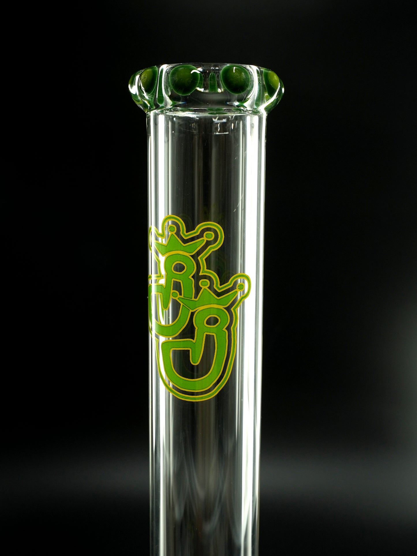 Das JJ-Logo in grün-gelber Farbgebung auf dem klaren Glas der Dioptas sorgt für einen markanten Markenauftritt