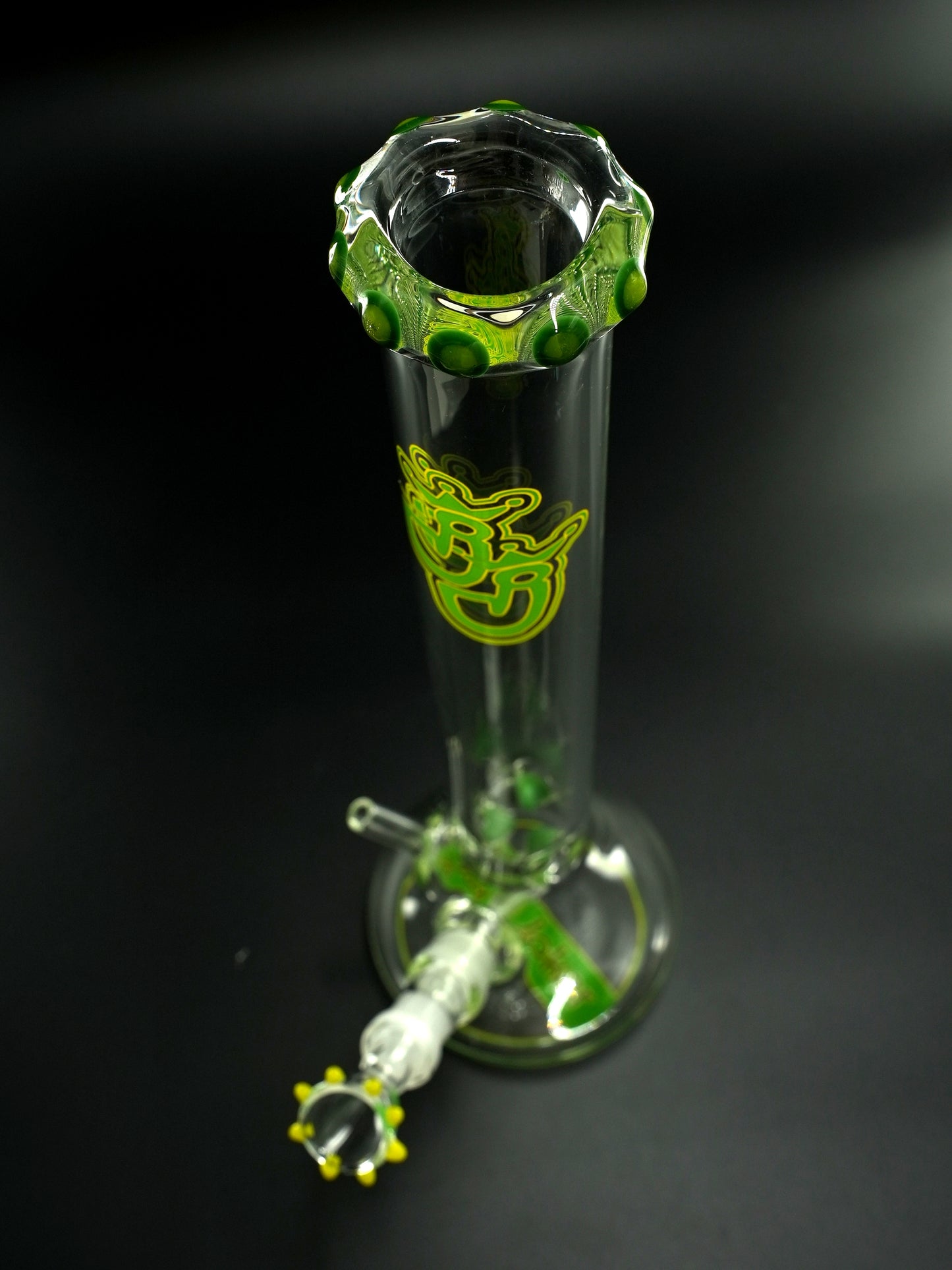 Das grün-gelbe Kronenmundstück der Dioptas von Jelly Joker verleiht der Bong ihren einzigartigen Look und sorgt für angenehmes Ziehen