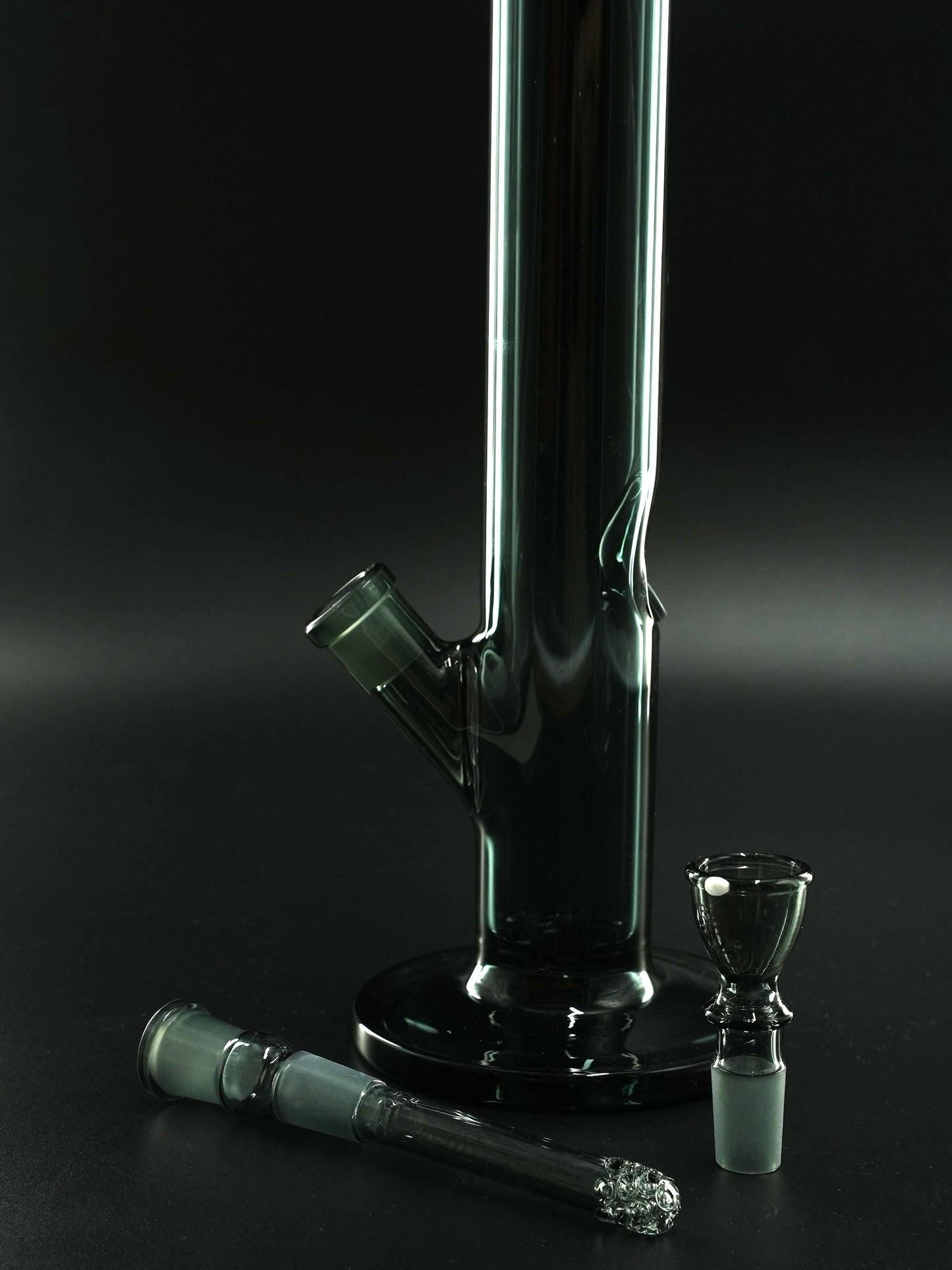 Die Fullco Black von Jelly Joker ist eine 45 cm große Bong aus 5 mm Borosilikatglas im eleganten Clear-Black-Look.