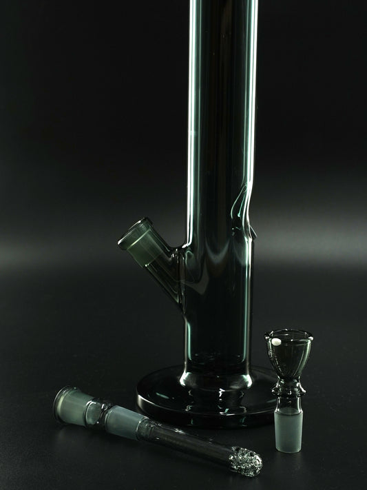 Die Fullco Black von Jelly Joker ist eine 45 cm große Bong aus 5 mm Borosilikatglas im eleganten Clear-Black-Look.