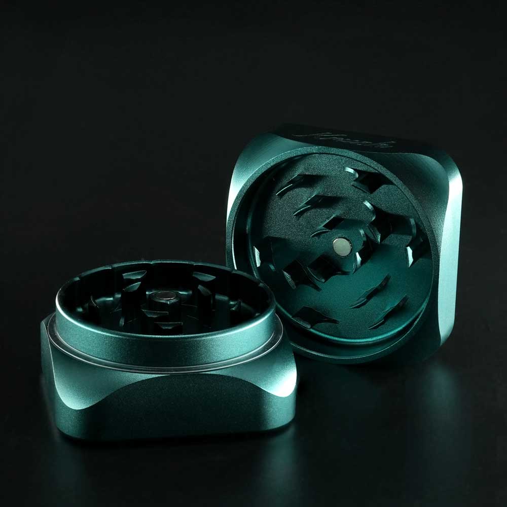 Krush Kube 2.0 geöffnet: Detailansicht der präzisen Mahlzähne aus eloxiertem Aluminium für gleichmäßiges Mahlen.