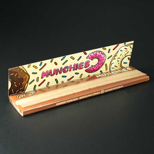 Geöffnetes Monkey King MUNCHIES Heft mit Papers.
Zeigt die ultradünnen, gleichmäßig geschnittenen Blättchen mit Arabic Gum.