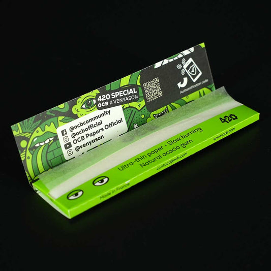 OCB Premium Black – geöffnetes Heft mit Papers.
Zeigt die 32 ultradünnen King Size Slim Papers mit natürlicher Gummierung.