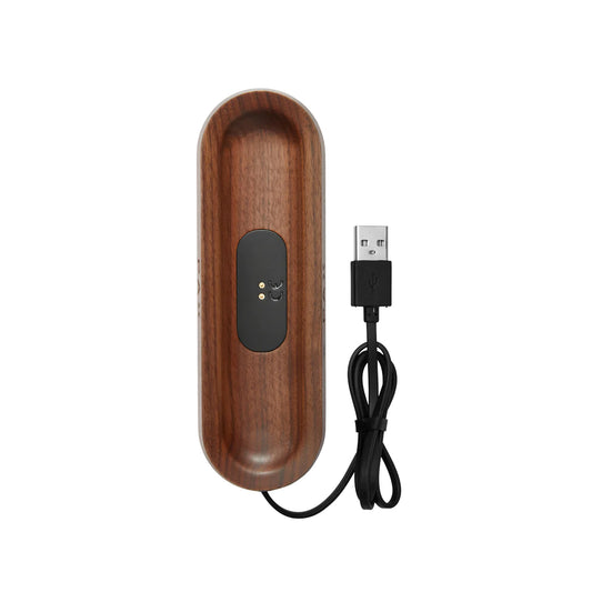 PAX Holz-Ladestation zusammen mit einem PAX USB-Ladegerät und einem PAX Vaporizer – vollständiges Setup für elegantes Aufladen