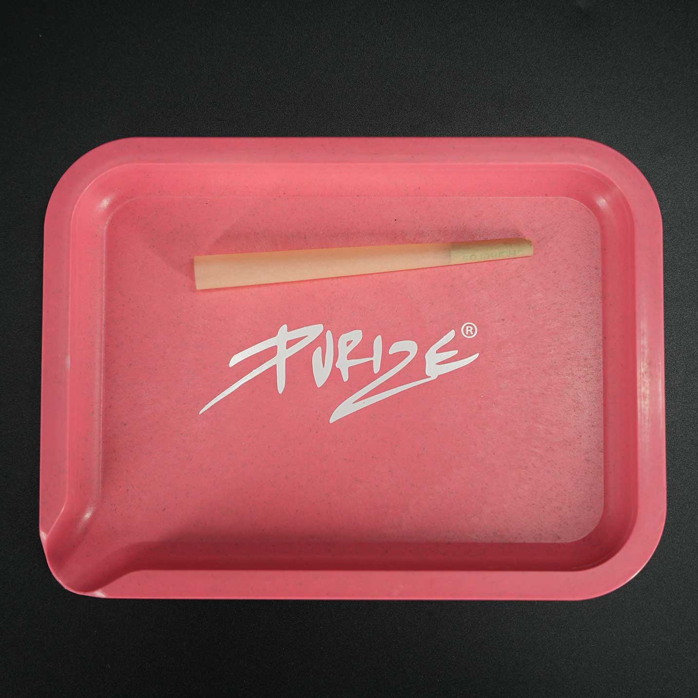 PURIZE Plant-Fiber-Composite Tray Rot im Größenvergleich, zeigt handliche Maße.