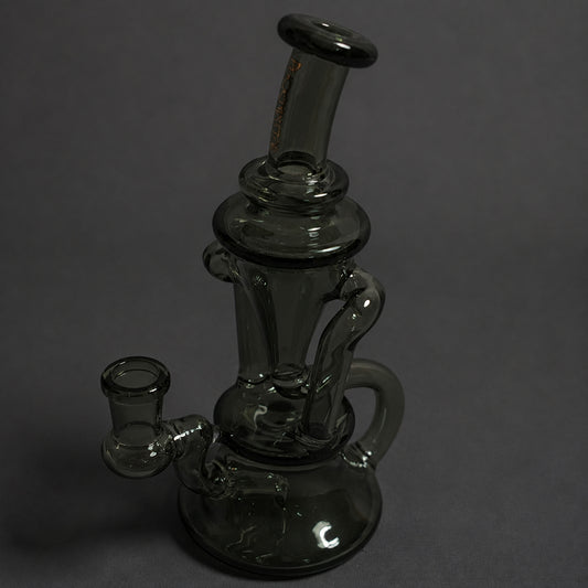 Dab Rig Velvet Black Recycler aus schwarzem Glas mit 14-mm-Schliff in schräger Gesamtansicht