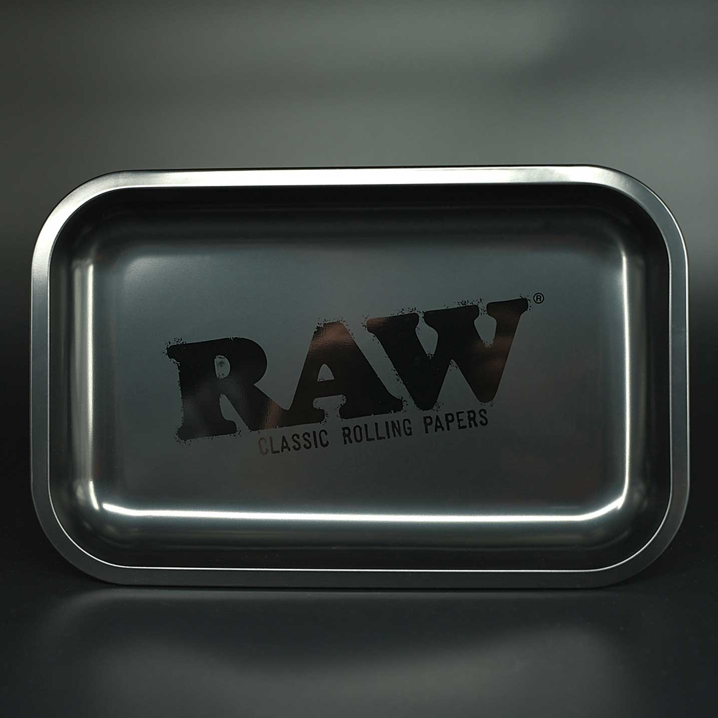 RAW Murdered Rolling Tray Small, schwarzes Metall-Tablett ca. 27,5 × 17,5 cm zum Mischen und Drehen.
