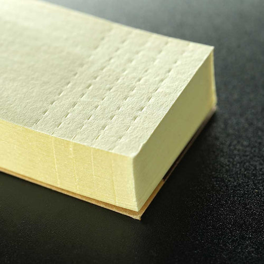 Detailaufnahme der perforierten Kanten der RAW Wide Tips.
Betont die einfache Faltbarkeit und stabile Papierstruktur.