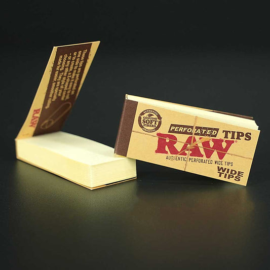 RAW Tips Wide – 50 vorgestanzte Filter Tips im Heft.
Zeigt das Heft mit geöffneten, perforierten Blättern aus ungebleichtem Papier.