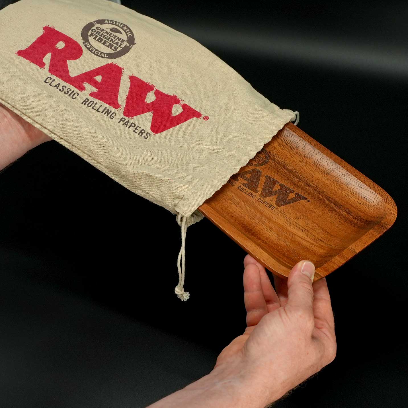 Das RAW Wooden Rolling Tray zeigt das klassische RAW-Logo mittig auf der Arbeitsfläche – schlicht und edel