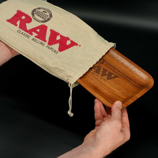 Das RAW Wooden Rolling Tray zeigt das klassische RAW-Logo mittig auf der Arbeitsfläche – schlicht und edel