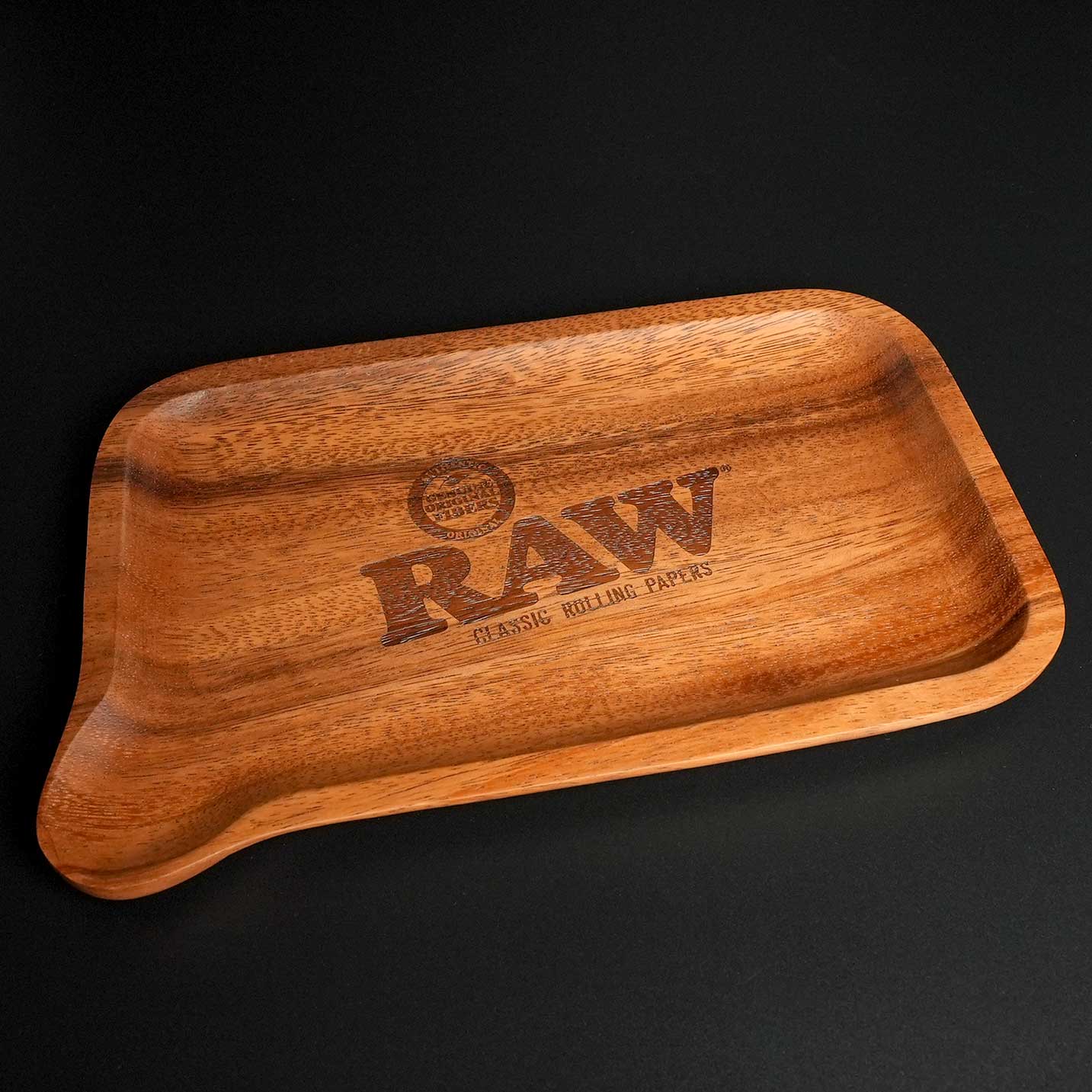 Das RAW Wooden Rolling Tray bietet eine großzügige Fläche aus Naturholz – ideal zum Vorbereiten und Ordnen von Zubehör.