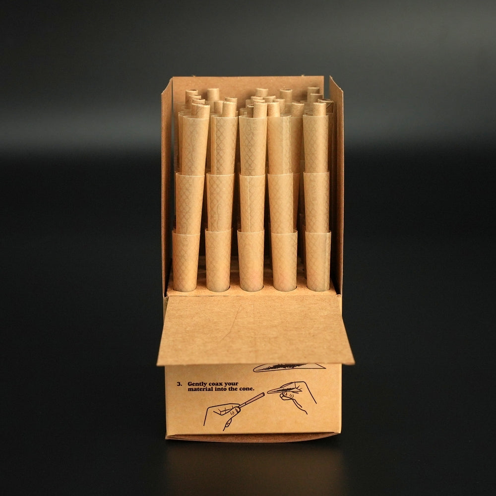 Die RAW Classic Cone 1¼ Box geöffnet – zeigt 75 sauber vorgerollte Cones, ordentlich gestapelt für den direkten Einsatz