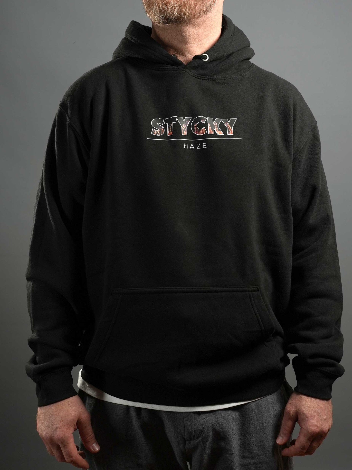 Schwarzer STYCKY Haze Hoodie mit auffälligem Front-Motiv und bequemer Passform