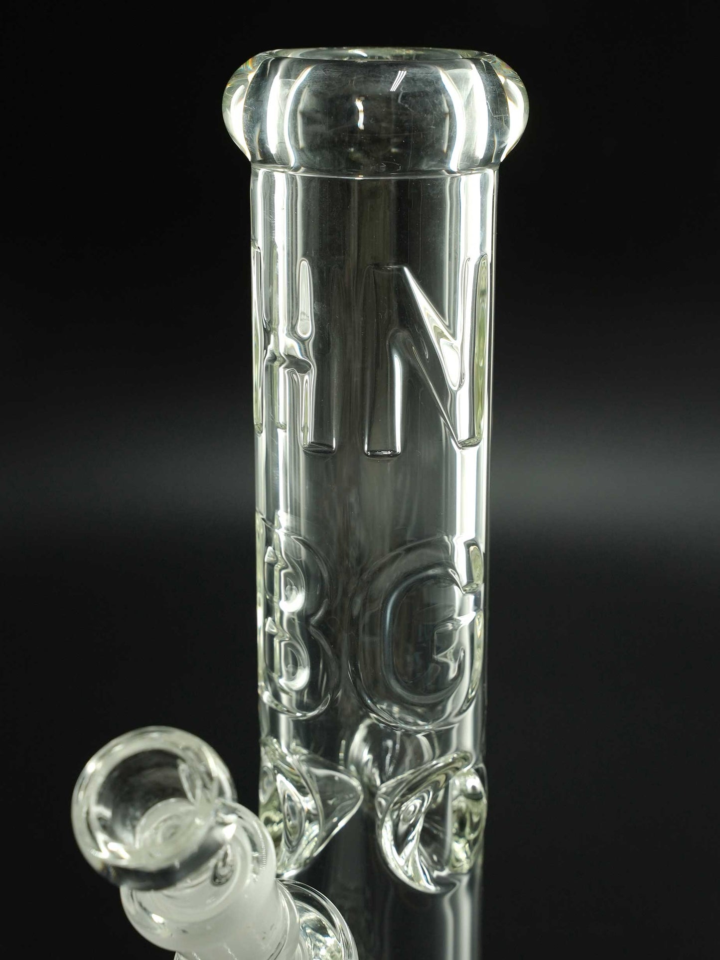 Das eingelassene HNBG-Relieflogo steht bei der Heisenberg Deep Impact Bong 30 cm für Qualität und echte Handwerkskunst