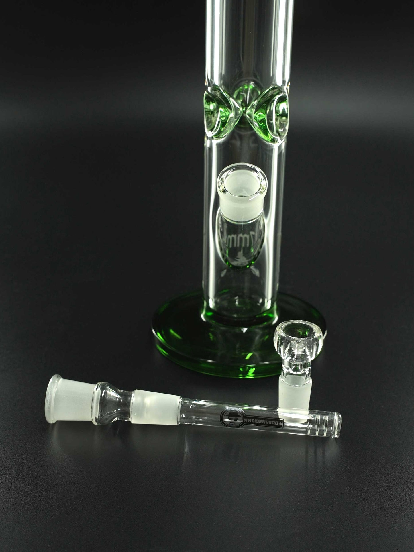 Im Set enthalten: Heisenberg 50-7 Green Bong, Diffusor-Chillum (18.8 > 18.8 mm) und passender Bongkopf – alles dabei für sofortigen Einsatz